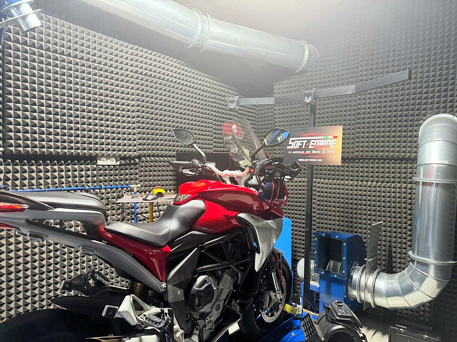Moto al banco prova nella sala insonorizzata di Savoldi Service